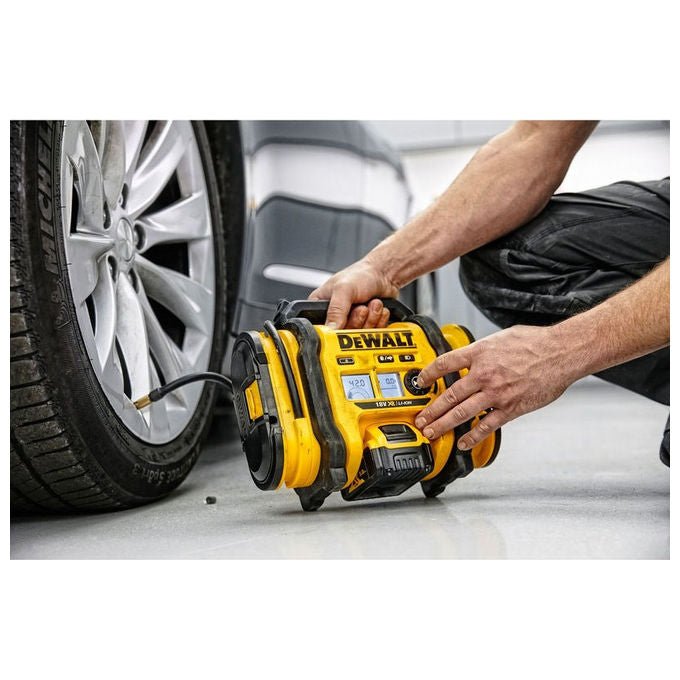 Dewalt DCC018N-XJ Gonfiatore 18V XR con Manometro Digitale Pressione Max 11 bar Alimentazione 12V e 240V colore Nero Giallo