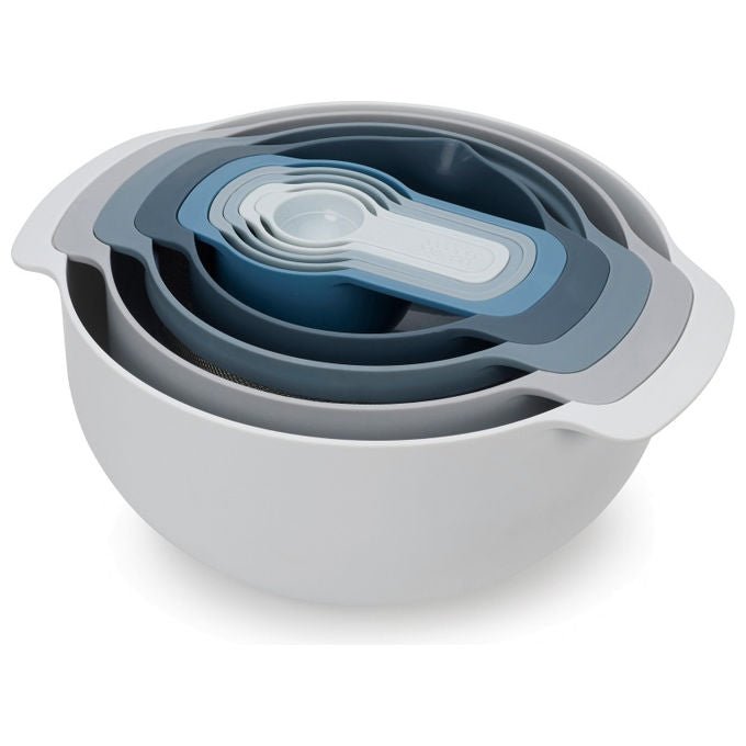 Joseph Joseph 40112 NEST Set Ciotole da Cucina 9 Pezzi con Colino e Misurini Plastica Impilabile Lavabile in Lavastoviglie Fondo Antiscivolo colore Blu