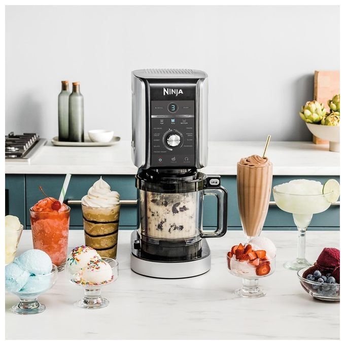 Ninja CREAMi Deluxe NC501EU - Gelatiera turbina elettrica con compressore, capacita' 2,1 L, potenza 800 W, 3 vaschette da 709 ml, 10 programmi (gelato, sorbetto, frappé…), funzione CREAMify, timer digitale, pezzi lavabili in lavastoviglie, Nero-Grigio