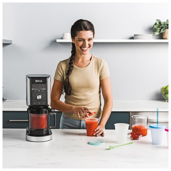 Ninja CREAMi Deluxe NC501EU - Gelatiera turbina elettrica con compressore, capacita' 2,1 L, potenza 800 W, 3 vaschette da 709 ml, 10 programmi (gelato, sorbetto, frappé…), funzione CREAMify, timer digitale, pezzi lavabili in lavastoviglie, Nero-Grigio