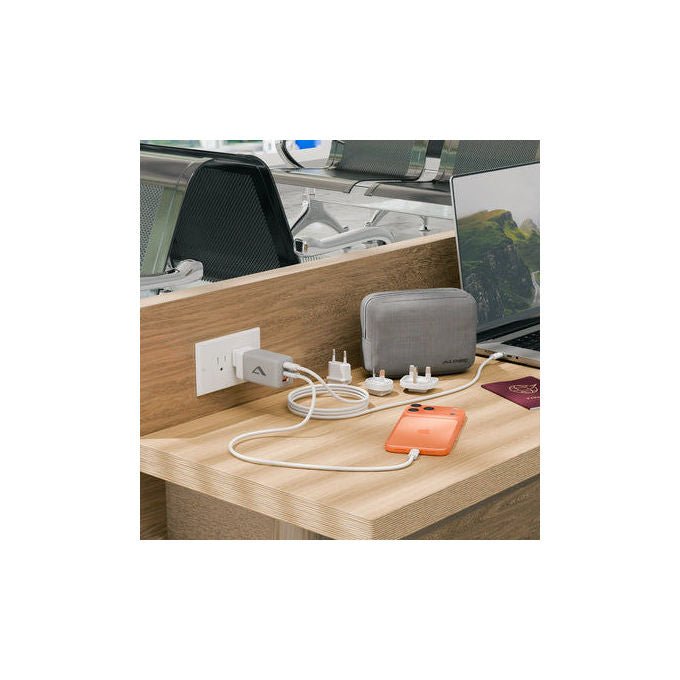 Alogic WCM3X67G Caricatore da Viaggio 67 W con USB C e USB A 2x USB-C 1x USB-A colore Grigio Bianco