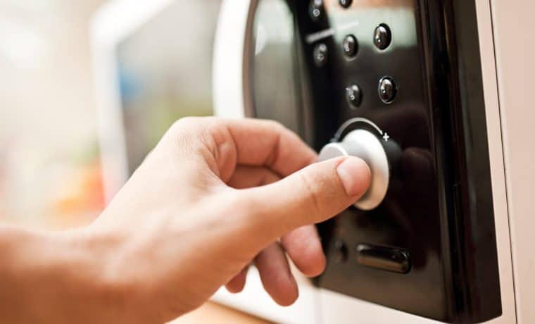 Using,Microwave,Oven microonde