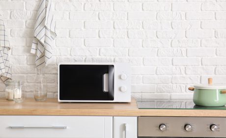 Interior,Of,Kitchen,With,Modern,Microwave,Oven microonde