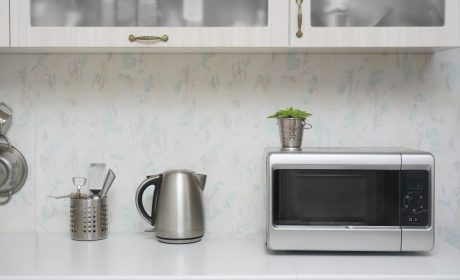 Close-up,Microwave,And,Stainless,Electric,Kettle.,White,Modern,Wooden,Table microonde