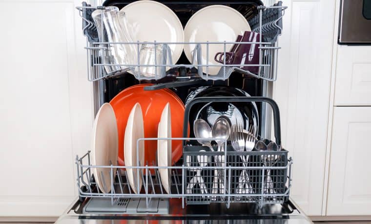 Dishwasher,Close-up,With,Washed,Dishes,,Easy,To,Use,And,Save lavastoviglie