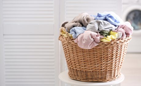 Wicker,Basket,With,Dirty,Laundry,Indoors,,Space,For,Text lavatrici