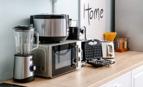 Different,Household,Appliances,On,Table,In,Kitchen microonde