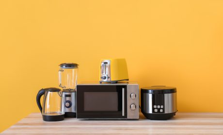 Different,Household,Appliances,On,Table microonde