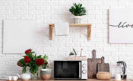 Set,Of,Utensils,With,Microwave,Oven,On,Kitchen,Counter microonde