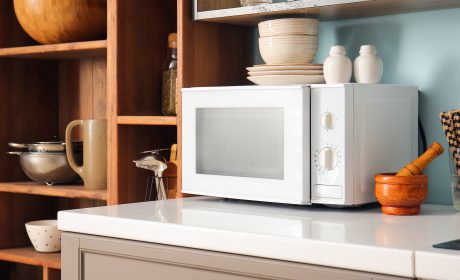 White,Microwave,Oven,In,Interior,Of,Stylish,Kitchen microonde