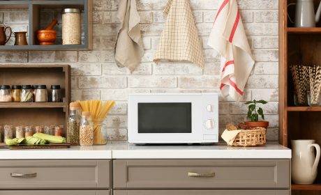 Modern,Microwave,Oven,On,Counter,Near,Light,Brick,Wall,In microonde