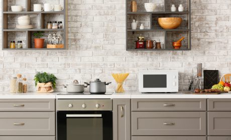 Modern,Microwave,Oven,On,Counter,Near,Light,Brick,Wall,In microonde