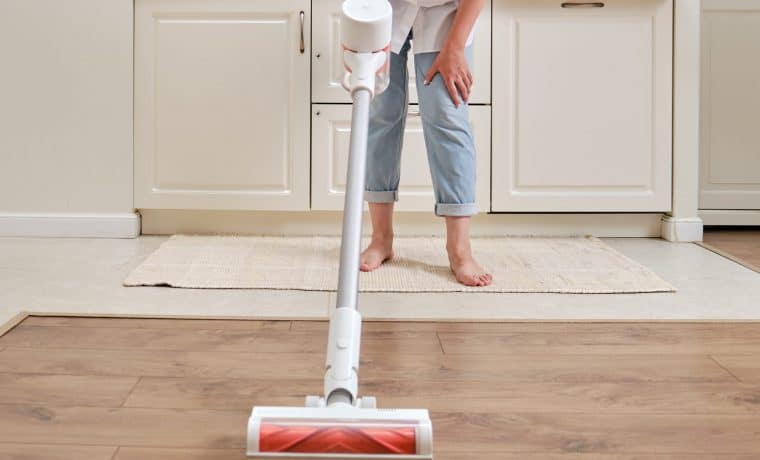 Happy,Woman,With,Xiaomi,Mi,Handheld,Vacuum,Cleaner,G10,Cleans scopa elettrica