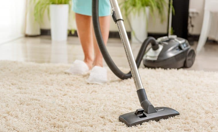 Woman,Cleaning,Room,With,Vacuum,Cleaner aspirapolvere