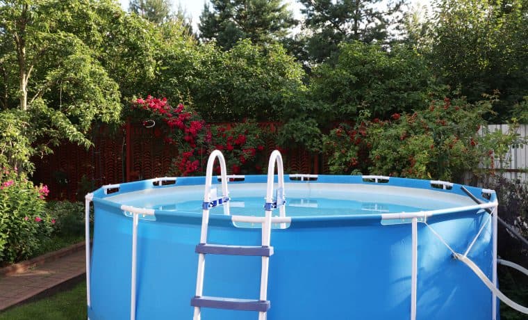 Blue,Pool,In,The,Country piscina fuori terra