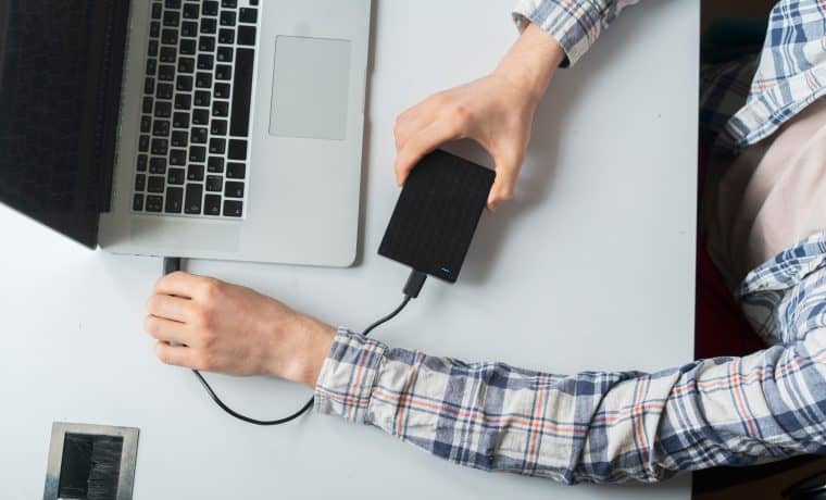 Holding,Backup,External,Hdd,With,Archive,And,Connect,It,To hard disk esterni