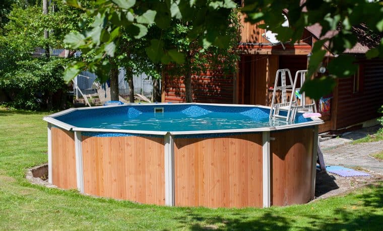 Swimming,Summer,Pool,In,The,Yard piscina fuori terra