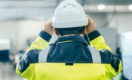 Back,View,Shot,Of,The,Industrial,Engineer,Wearing,Protective,Clothing abbigliamento da lavoro