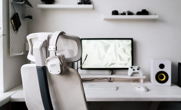 White,Large,Gaming,Headphones,With,A,Microphone,Hang,On,A monitor pc