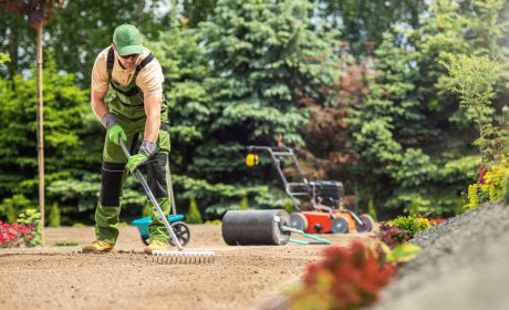 Caucasian,Garden,Specialist,With,Rake,Preparing,Soil,For,Natural,Grass attrezzi da giardino
