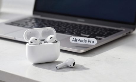 AirPods Pro su scrivania marmo Apple-style con MacBook