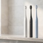 Migliori spazzolini elettrici 2026 su una mensola da bagno minimalista