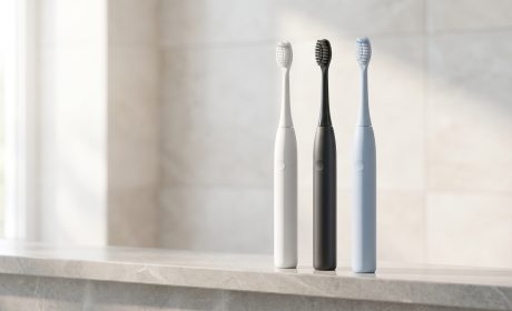 Migliori spazzolini elettrici 2026 su una mensola da bagno minimalista