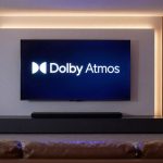 Soundbar Dolby Atmos sotto TV in home cinema