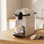 Macchina da caffè a cialde con tazzina di espresso e cialde ESE sul piano cucina