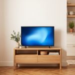 Smart TV da 32 pollici su mobile in legno in un angolo cucina