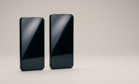 Due smartphone affiancati su fondo neutro, confronto tra iPhone 16 e iPhone 17