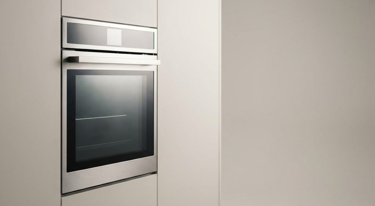 Forno elettrico da incasso in acciaio su fondo neutro, guida alla scelta fra cottura statica e ventilata