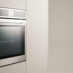Forno elettrico da incasso in acciaio su fondo neutro, guida alla scelta fra cottura statica e ventilata