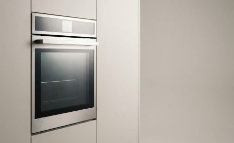 Forno elettrico da incasso in acciaio su fondo neutro, guida alla scelta fra cottura statica e ventilata