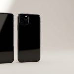 Due smartphone affiancati su fondo neutro, uno con due obiettivi e uno con tre, confronto tra iPhone 17 e 17 Pro