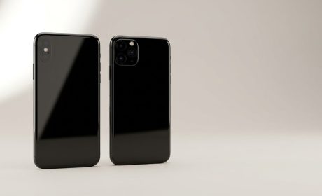Due smartphone affiancati su fondo neutro, uno con due obiettivi e uno con tre, confronto tra iPhone 17 e 17 Pro