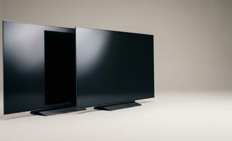 Due televisori affiancati a schermo spento su fondo neutro, confronto tra tecnologia OLED e QLED